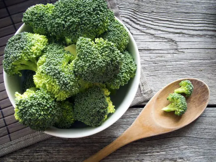 Broccoli freschi in ciotola su tavolo di legno